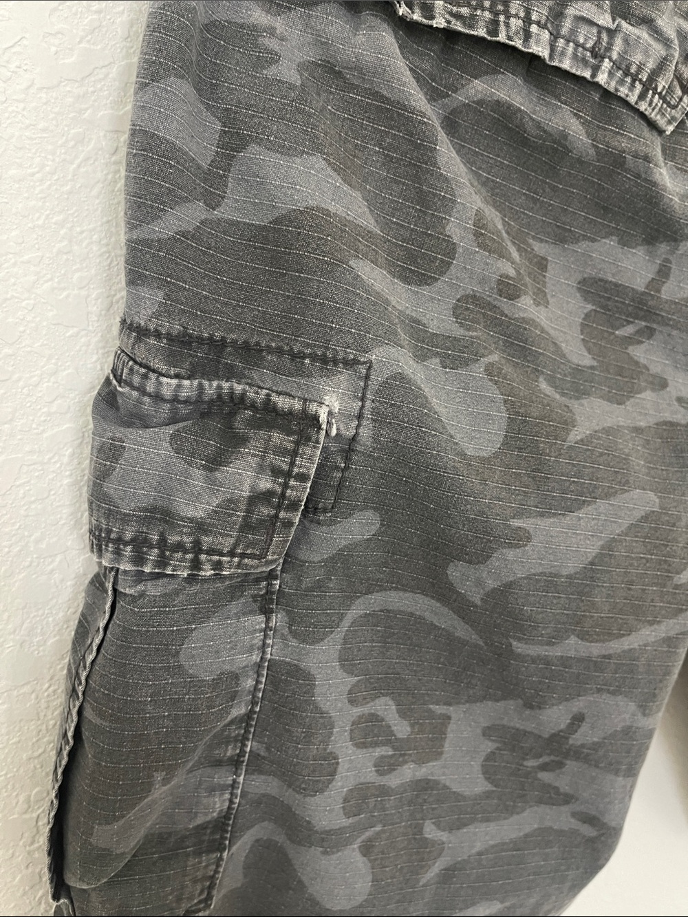 Old Navy Gray Camo Men's Cargo Shorts Multi-Pocket Size 32 - Picture 5 of 6